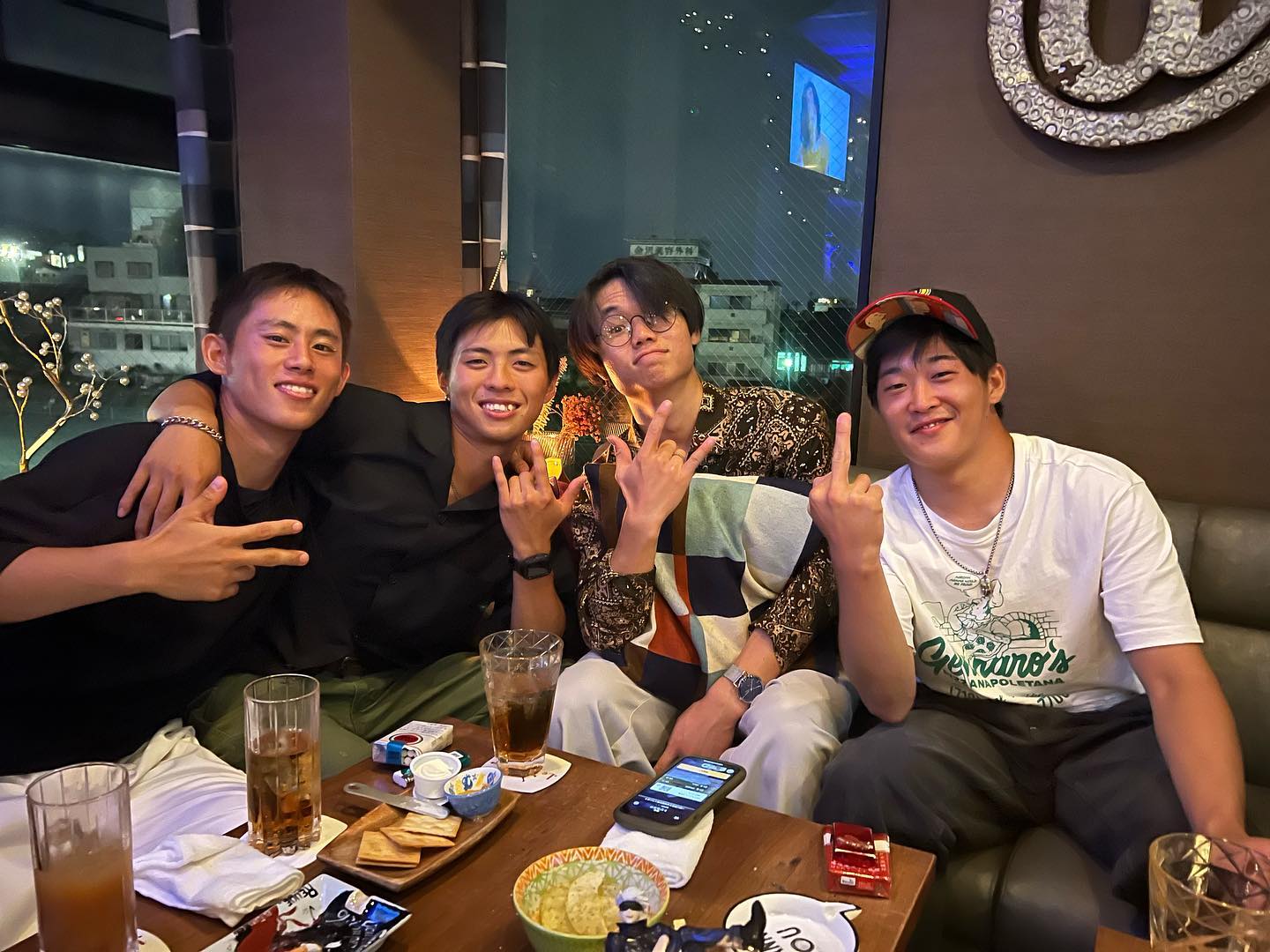 元気でね！研修？で数ヶ月居た、あくたんがいよいよ帰っちゃうお疲れ様でした！明るくて基本礼儀正しくてみんないい子だなうちに来る子達は元気でね♪また来ますねって…いつかなぁー？▽follow me▽@letemps22#カフェバー #Cafebar#心地よい空間#金沢片町 #片町るたん#楽しいひと時#CafeBAR_Le_temps#カフェバー_るたん#おひとり様でも #るたん#犀川沿いの夜景#景色が良い #安らぐ空間#お酒と音楽が楽しめる#歌えるカフェバー#金沢片町カラオケ #大人の癒し#静岡出身です#猫好きです#コンパ開催してます#お疲れ様でした#研修#また逢う日まで - 金沢片町るたん