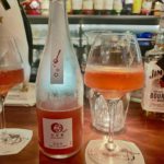 <span class="title">亜硫酸塩無添加の微発泡にごりワイン「てぐみ」女性醸造家の内貴が細心の気遣いで醸造するワインの一つです。酵母由来の細やかな泡とにごり、シンプルだけど複雑味がある味わい深いワイン、それが「てぐみ」甘い香りが懐かしい何故か手作り苺ジャムを煮ている時の甘い香りがして幸せな気分になりました。フレッシュな酸味がとても美味しかったです。ご馳走様でした▽follow me▽@letemps22カフェバー #Cafebar#心地よい空間#金沢片町 #片町バー#楽しいひと時#CafeBAR_Le_temps#カフェバー_るたん#おひとり様でも #るたん#犀川沿いの夜景#景色が良い #安らぐ空間#お酒と音楽が楽しめる#歌えるカフェバー#カラオケ #大人の癒し#静岡出身です#猫好きです#亜硫酸塩無添加#微発泡にごりワイン#ロゼワインてぐみ#京都丹波ワイン – 金沢片町るたん</span>