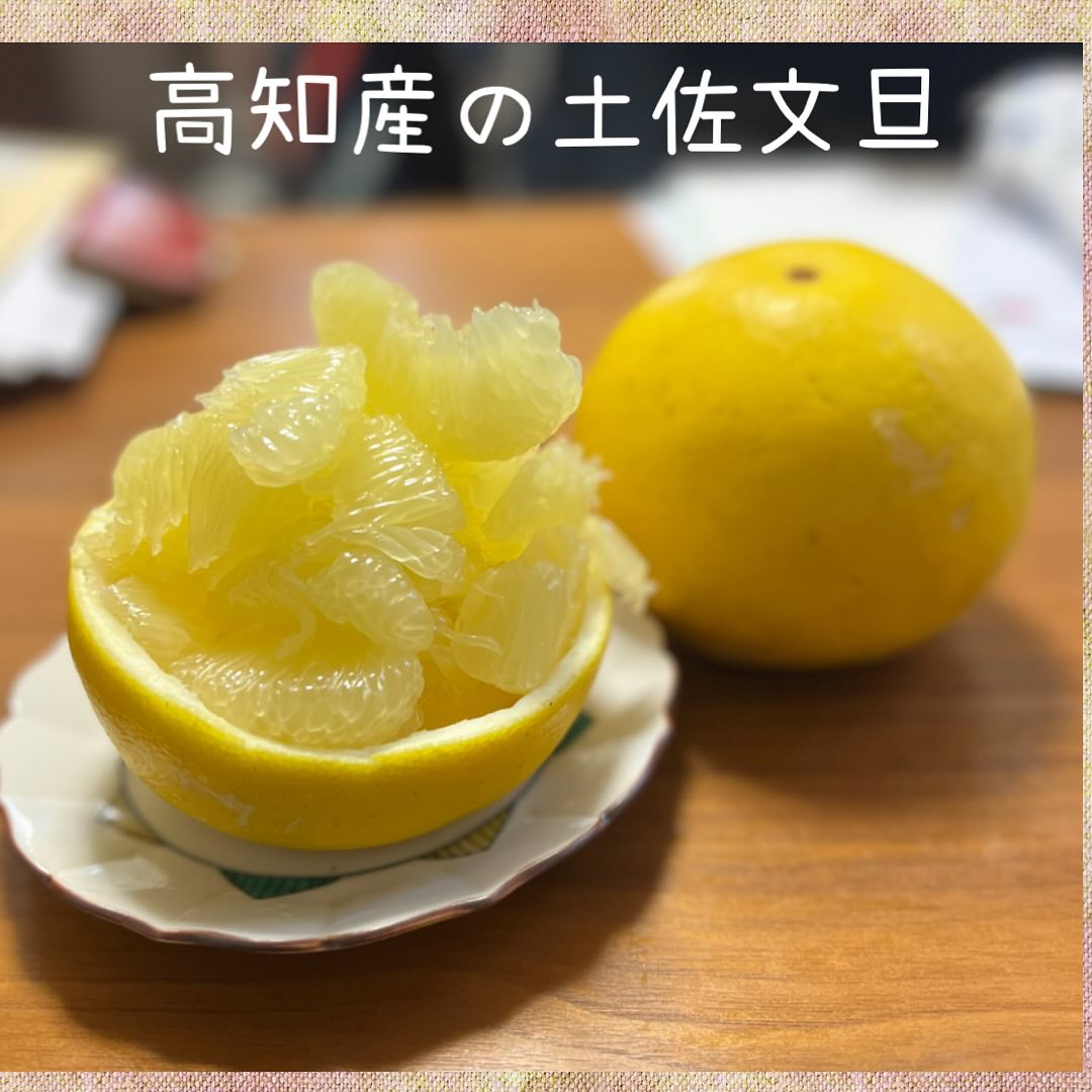 土佐文旦今季は土佐文旦にすっかりハマりましたもう季節も終わり頃ですが、まだジューシーでめちゃ美味しいいいお店みつけました。文旦の咳する坊や面白い名前のお店ですよねここのが一番美味しかった来年もお願いしちゃおー▽follow me▽@letemps22#カフェバー #Cafebar#心地よい空間#金沢片町  #楽しいひと時#CafeBAR_Le_temps#カフェバー_るたん#おひとり様でも #犀川沿いの夜景#景色が良い #お酒と音楽が楽しめる店#歌えるカフェバー#金沢片町カラオケ #静岡出身です#猫好きです#コンパ開催してます#土佐文旦#高知産#文旦の咳する坊や - 金沢片町るたん