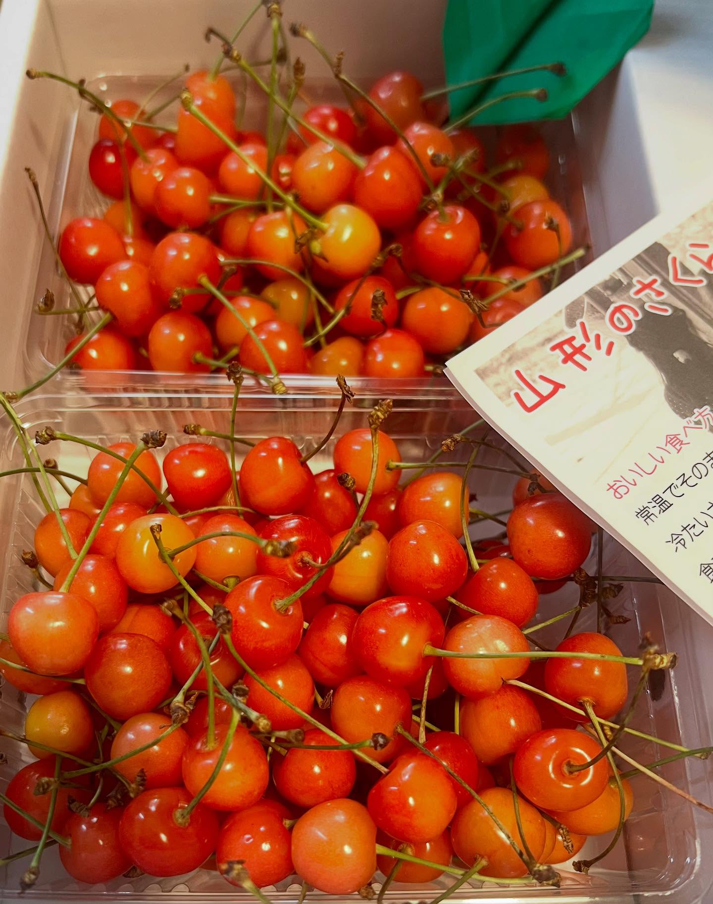 山形のさくらんぼ今年は収穫量がとても少ない年だとか……早期予約していたので、お安く購入することができました。販売開始の値段より1000円近く安く買えました。下の娘は小さい頃からさくらんぼが大好きで、保育園のお名前マークもさくらんぼだったなー♪あの頃は庭のさくらんぼも毎年食べたね♪私自身想い出沢山の特別なのです♪生産者さんありがとうございます♪▽follow me▽@letemps22#山形のさくらんぼ#さくらんぼの季節#娘の大好物#竹城青果#佐藤錦#猫好きです#静岡出身です#金沢片町カフェバー#Cafebar_Letemps#カフェバー_るたん#おひとり様でも#犀川沿いの夜景#歌えるカフェバー#金沢片町カジュアルバー#金沢片町ミュージックバー#金沢片町カラオケ - 金沢片町るたん