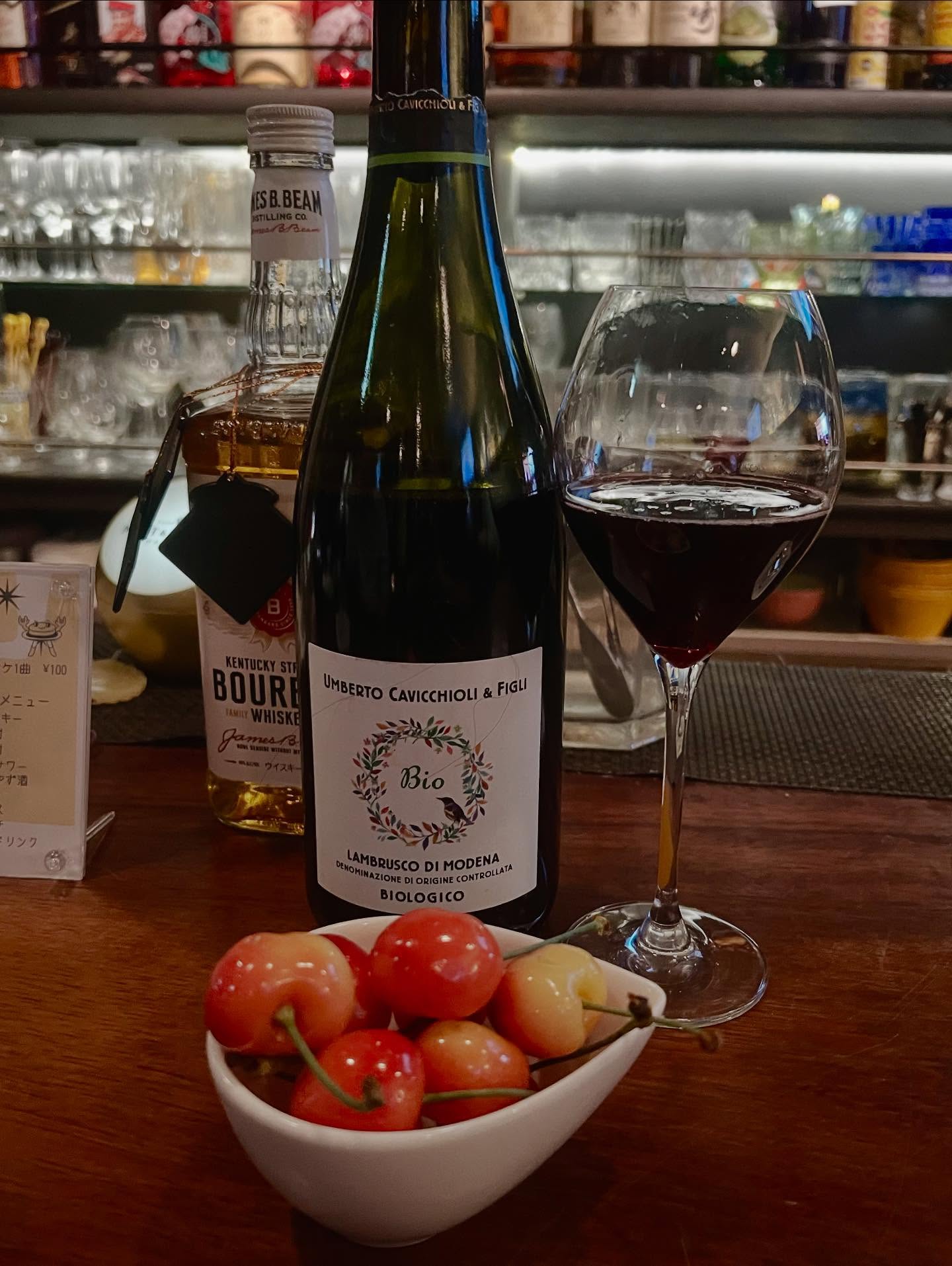 【Cavicchioli】 Lambrusco di Modena Bio赤なのに微発泡のビオイタリアワインゴクゴク飲めてこの季節にぴったりな感じレイニアチェリーと一緒に頂きました。美味しかった♪▽follow me▽@letemps22#カヴィッキオーリランブルスコ#ビオイタリアワイン#ビオワイン #有機ワイン #有機栽培ワイン #bioオーガニックワイン#レイニアチェリー#さくらんぼの季節#娘の大好物#Costco#猫好きです#静岡出身です#金沢片町カフェバー#Cafebar_Letemps#カフェバー_るたん#おひとり様でも#犀川沿いの夜景#歌えるカフェバー#金沢片町カジュアルバー#金沢片町ミュージックバー#金沢片町カラオケ - 金沢片町るたん