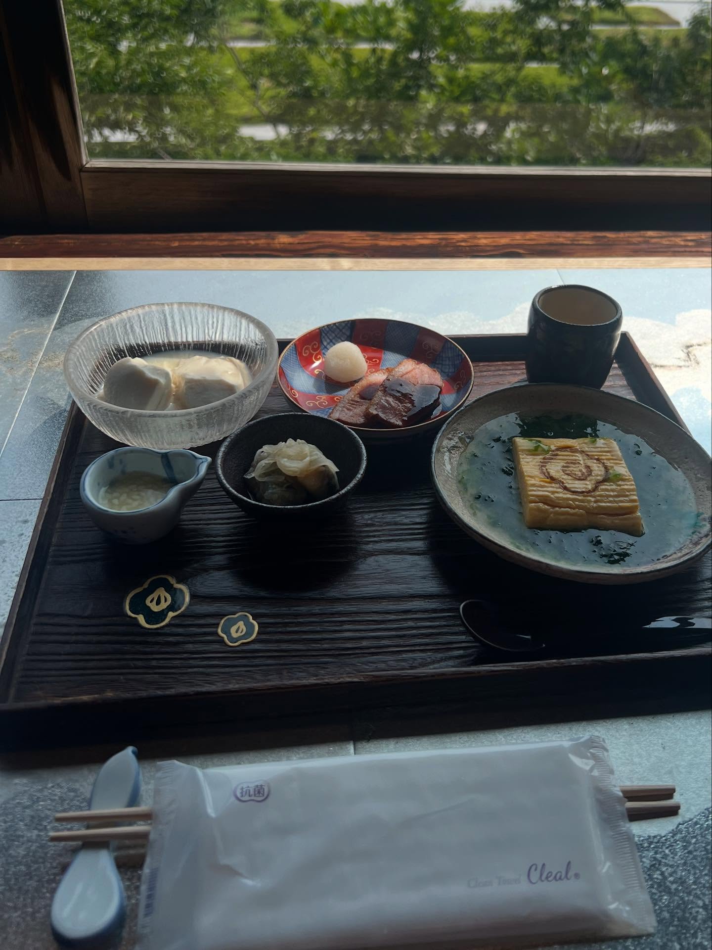 金沢最古の料亭「つば甚」の朝食『かに粥』7月1日より提供開始創業350年のつば甚が大切に受け継いできた『かに粥』を趣あるお座敷で。手伸ばしの大正硝子の窓から眺める金沢の風景その少し歪んでみえるそのレトロな感じが心地良く、大人の朝のひとときをしっかり味わえました。【つば甚の朝食『かに粥』詳細】湯斗（ゆとう）あおさあんのだし巻きたまご 自家製くずしとうふ （塩麹）鴨ロース鯵の南蛮漬けかに粥お漬物価格：5,280円（税込）提供時間：7:00〜／8:00〜／9:00〜／10:00〜（各回完全予約制）住所：石川県金沢市寺町5丁目1−8▽follow me▽@letemps22#日本料理つば甚#つば甚の朝食#つば甚のかに粥#猫好きです#静岡出身です#金沢片町カフェバー#Cafebar_Letemps#カフェバー_るたん#おひとり様でも#犀川沿いの夜景#金沢片町カラオケバー#金沢片町ミュージックバー#金沢片町カラオケ#年中無休 - 金沢片町るたん